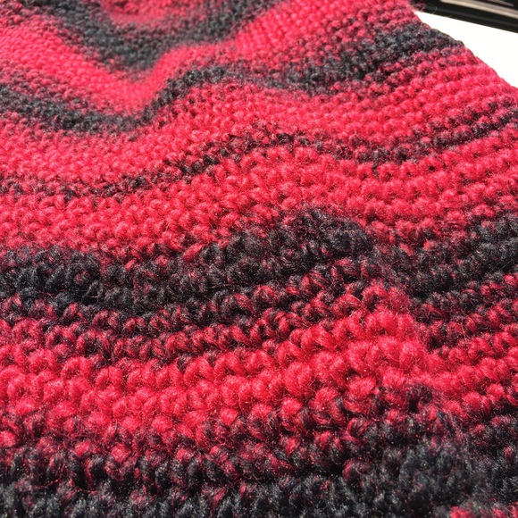 HANDMADE Crocheted Round Red/black Throw - Picture 4 of 10
